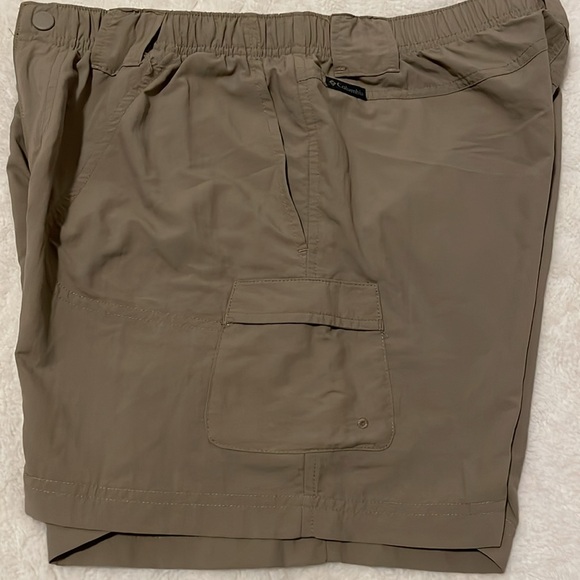 Columbia Women’s Shorts Size Medium Never Worn - Picture 4 of 9